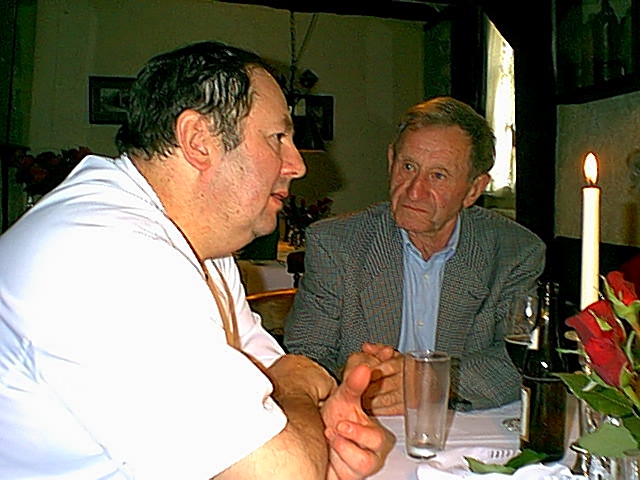 Wolfgang und mein Vater im Weinhäuschen, ca. 2000